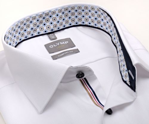 Koszula Olymp Comfort Fit – biała z delikatną fakturą, ozdobną wewnętrzną stójką i plisą Koszula Olymp Comfort Fit – biała z delikatną fakturą, ozdobną wewnętrzną stójką i plisą