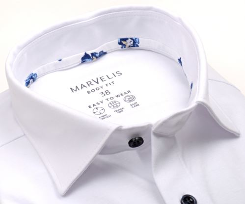 Koszula Marvelis Body Fit Jersey – biała stretchowa z ozdobnym kołnierzykiem i granatowymi guzikami