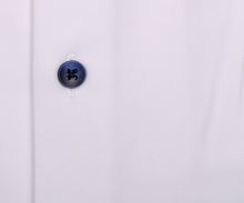 Koszula Olymp Modern Fit 24/SEVEN – biała z niebieskio-białą wewnętrzną stójką - krótki rękaw