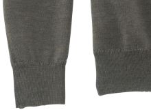 Sweter Olymp z wełny Merino - dekolt typu V - oliwkowo-zielony