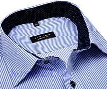 Koszula Eterna Comfort Fit Twill – w niebieskie prążki, z kołnierzykiem wewnętrznym, mankietami i plisą