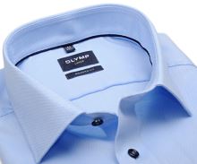 Koszula Olymp Modern Fit – jasnoniebieska z delikatną strukturą i granatowymi guzikami - ekstra długi rękaw