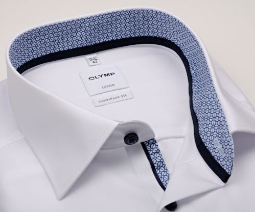 Koszula Olymp Luxor Comfort Fit – biała z niebiesko-bialą wewnętrzną stójką i mankietem