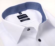 Koszula Olymp Modern Fit Natural Stretch – biała z niebieską wewnętrzną stójką i mankietem