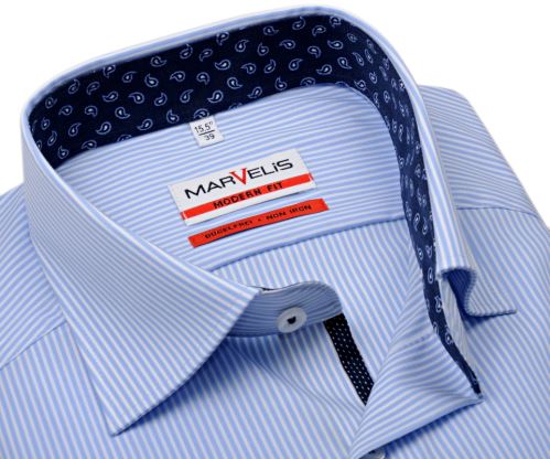 Koszula Marvelis Modern Fit – w jasnoniebieskie prążki z niebieską wewnętrzną stójką i mankietem